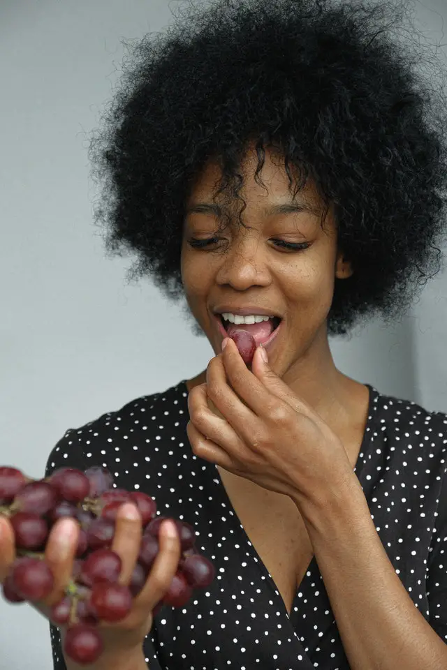 eating fruit organic and non-organic