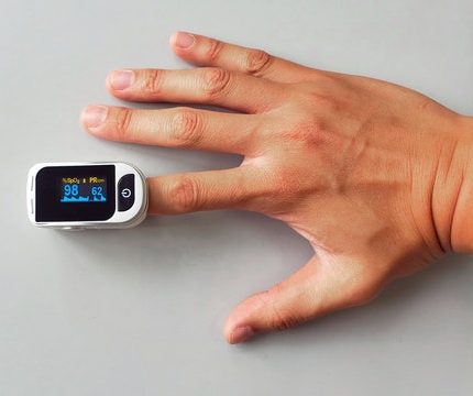pulse oximeter measures your oxygen level in real time