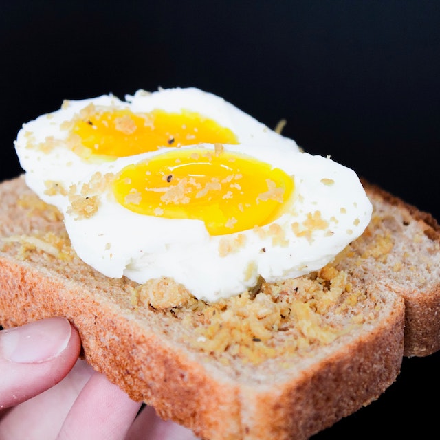 eggs breakfast on slice of bread